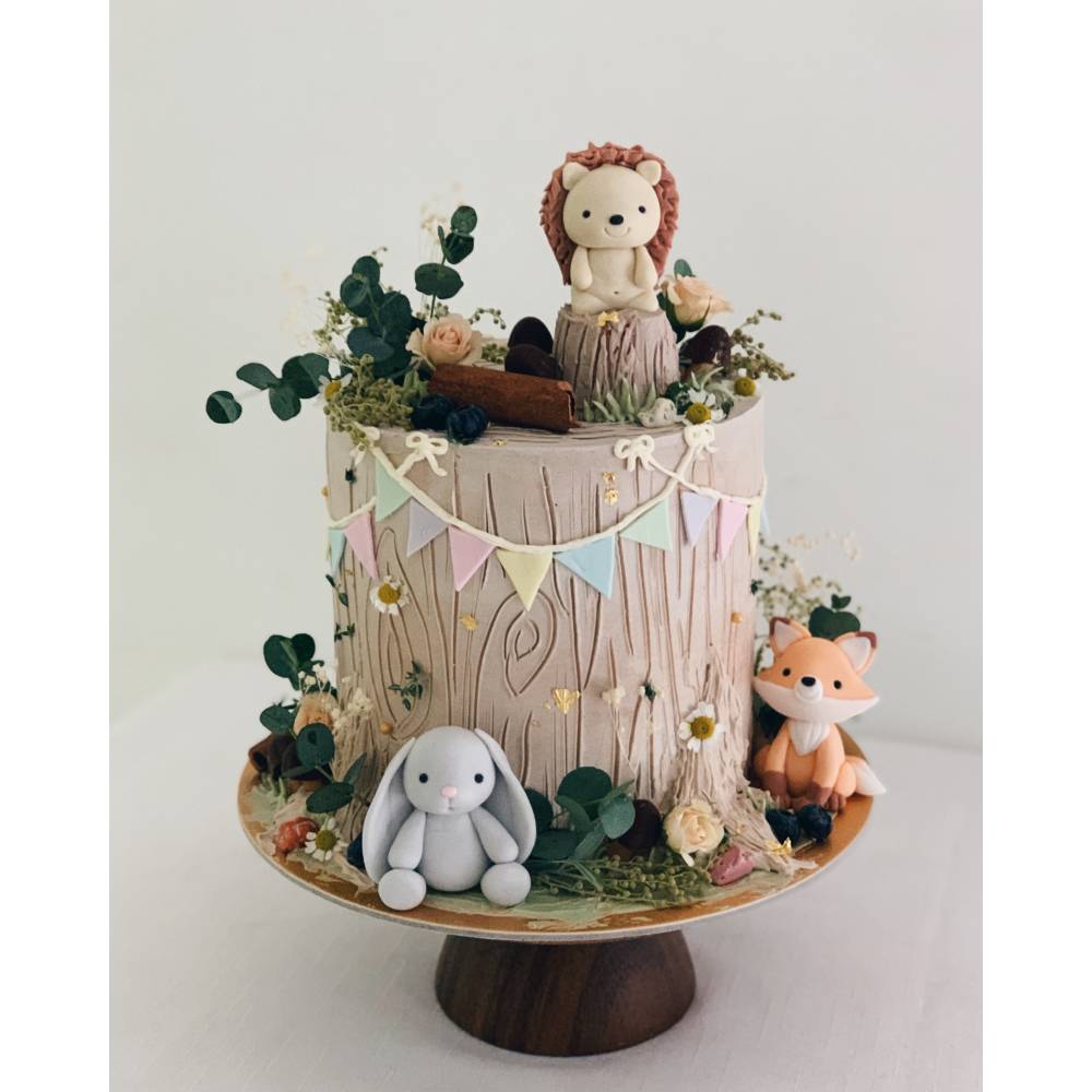A10. Woodland Trunk Animal Cake