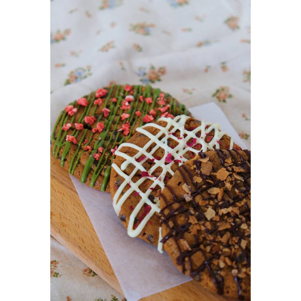 Chewy Cookie with Drizzles (Made with Famous Amos)