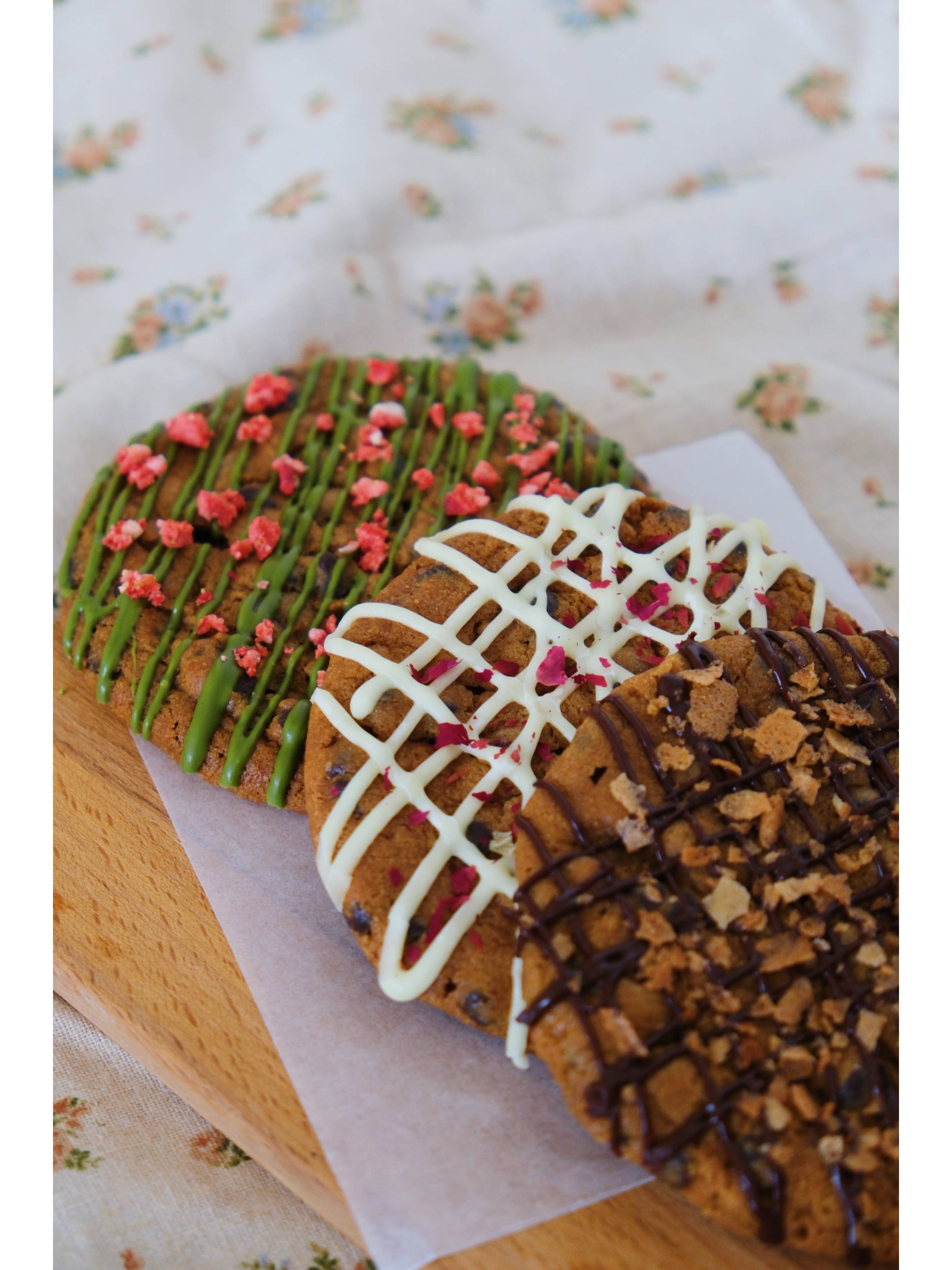 Chewy Cookie with Drizzles (Made with Famous Amos)