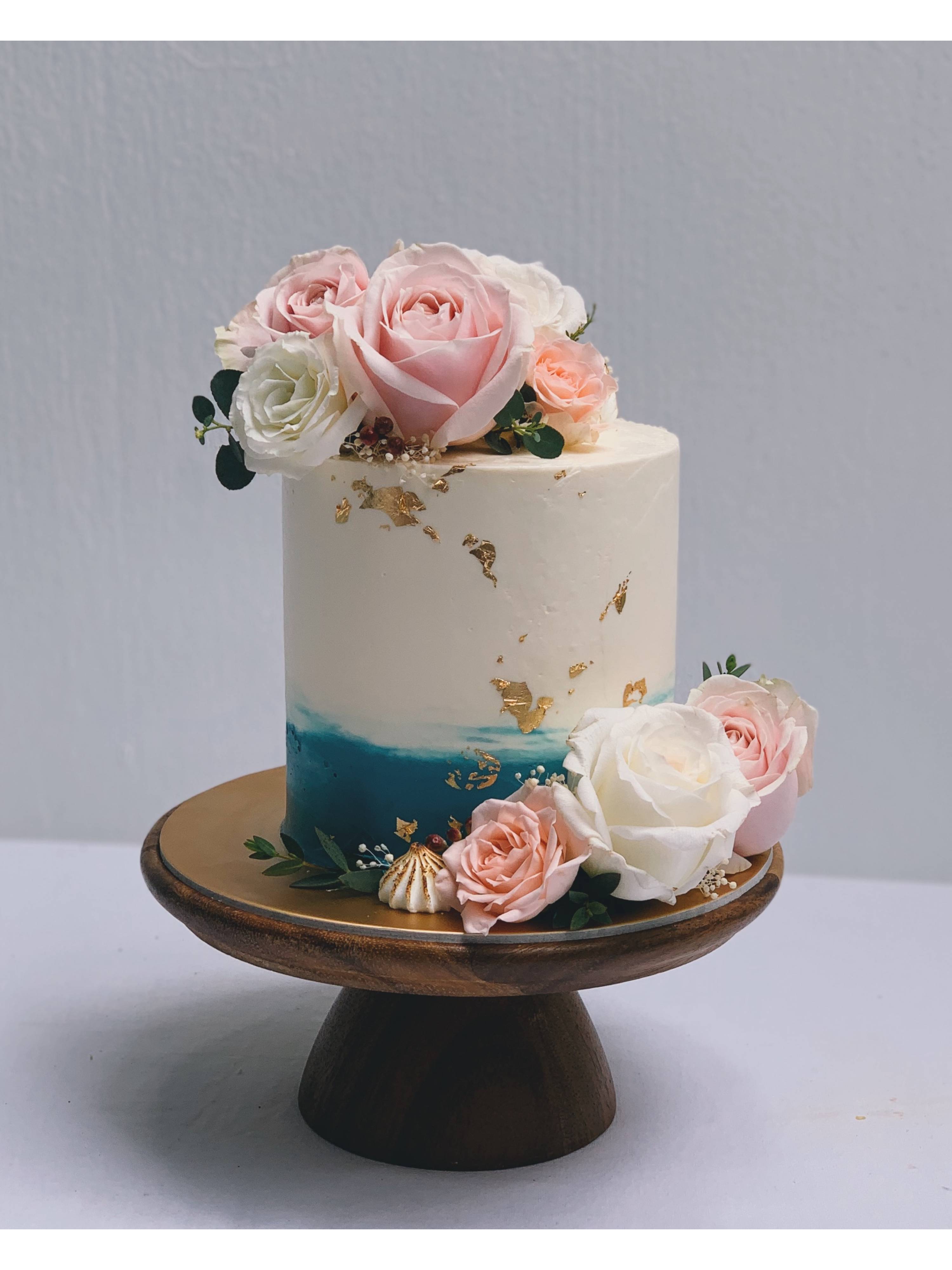 F18. Blue Watercolour Floral Cake