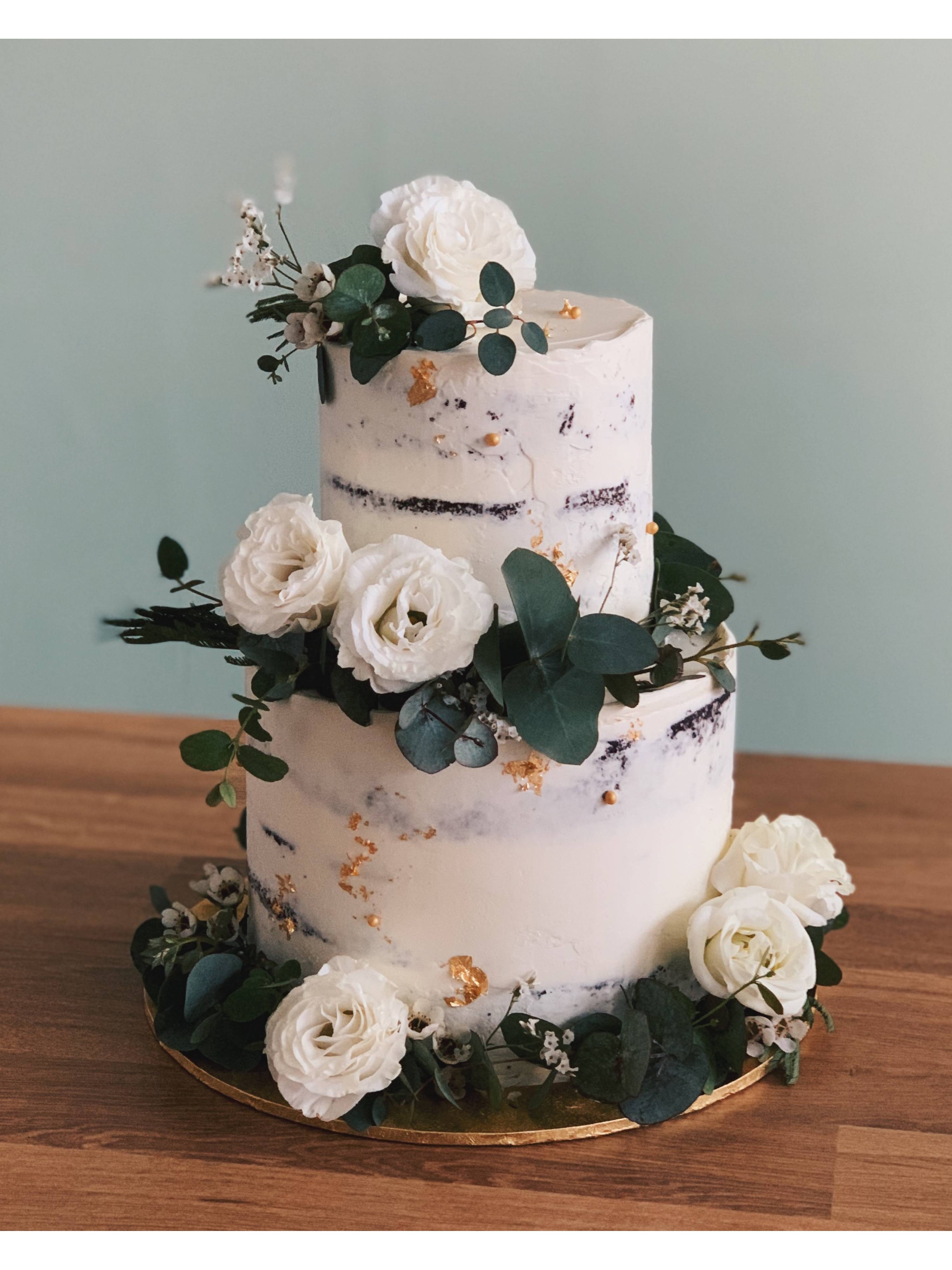 F37. White Rustic Floral Cake