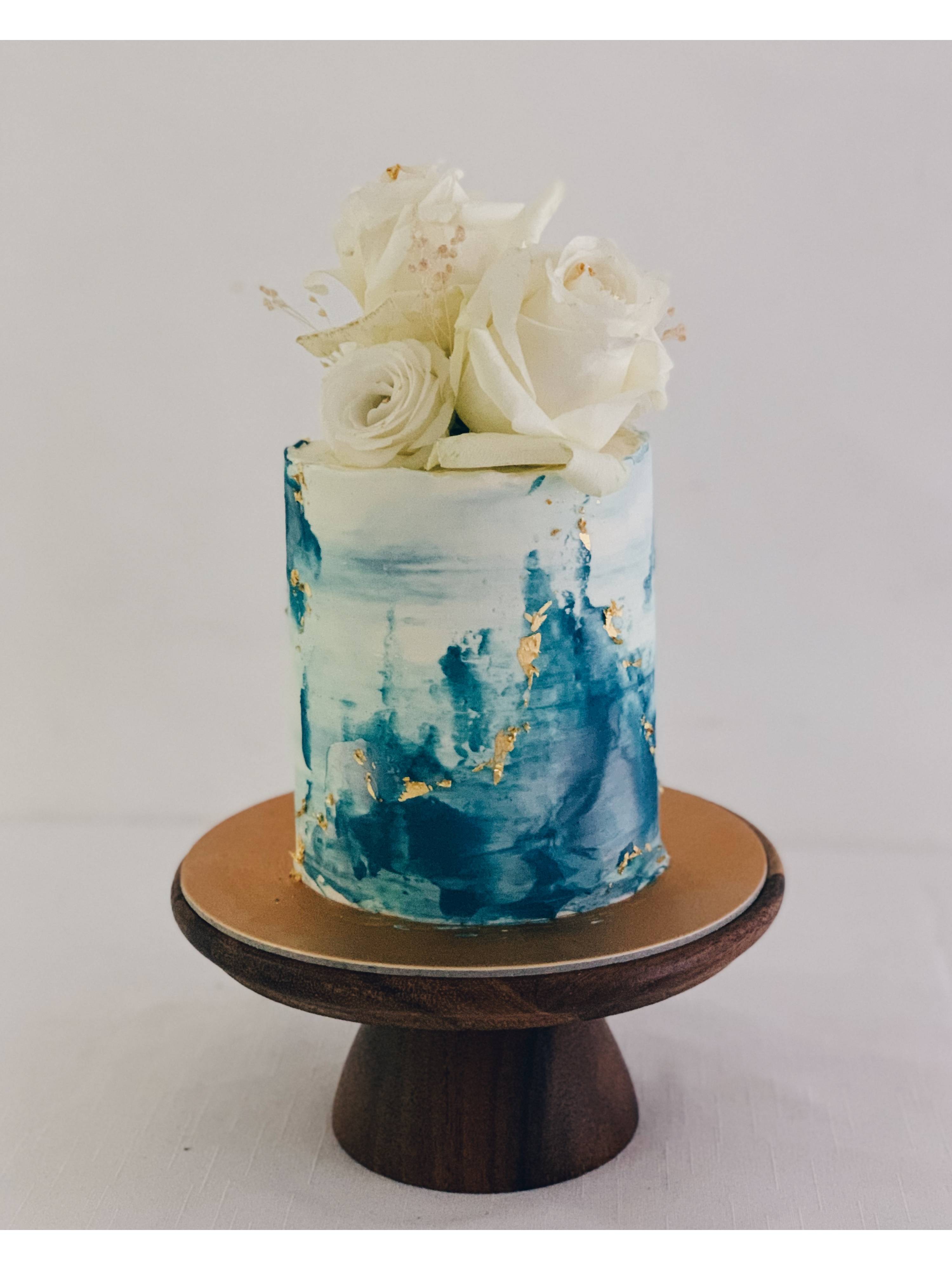 F21. Blue Jewel White Floral Cake