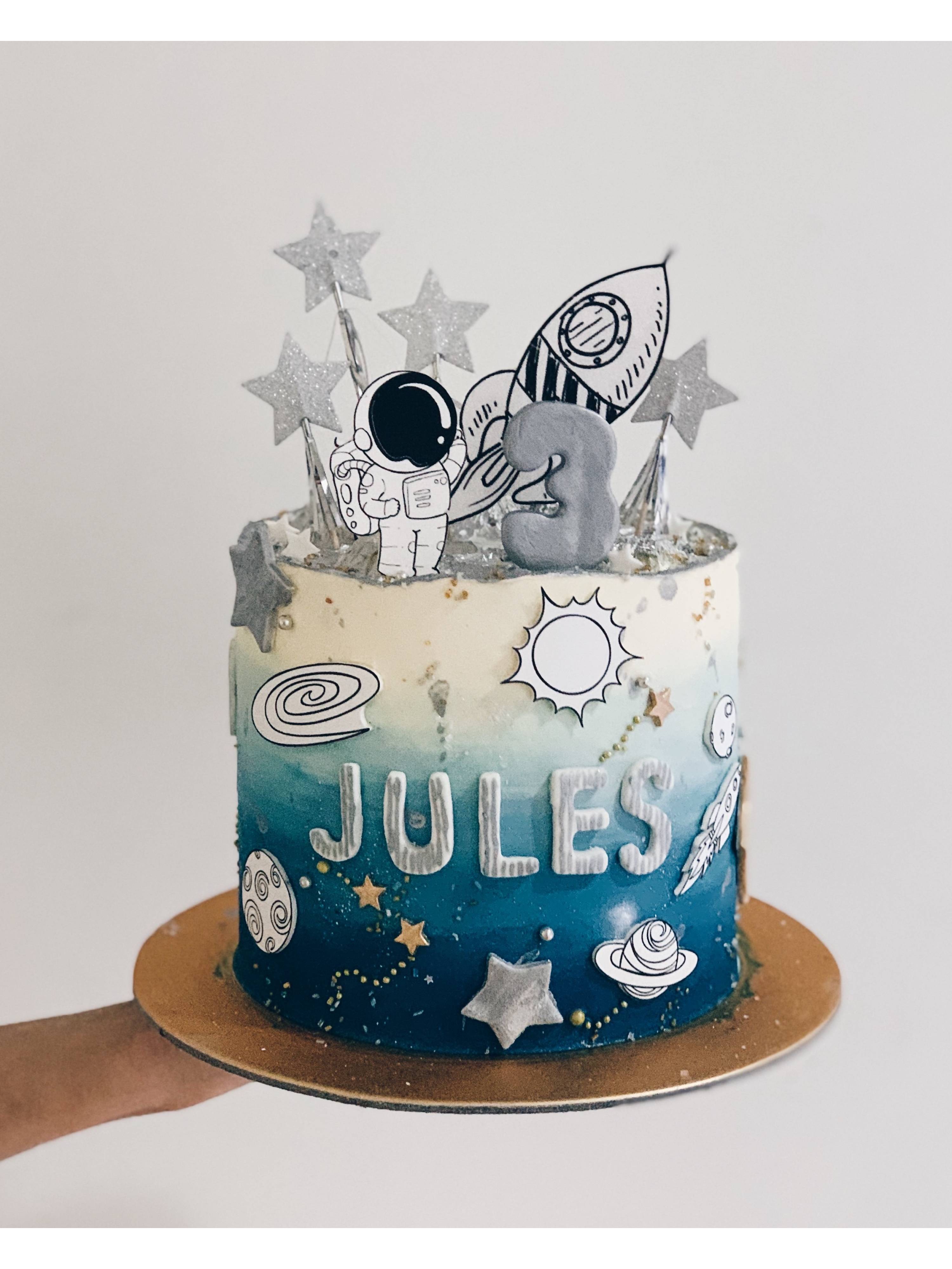 G4. Doodle Astronaut Cake
